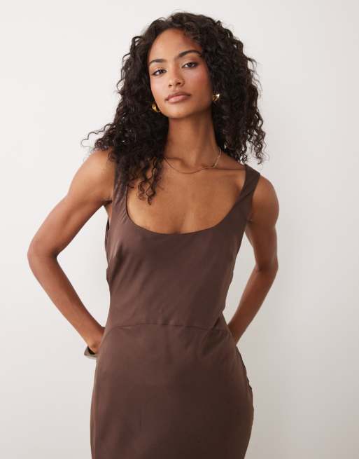 ASOS DESIGN - Vestito al polpaccio in raso marrone cioccolato con taglio sbieco, 2 di 4