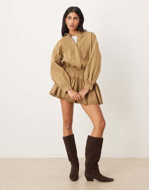 ASOS DESIGN - Vestito camicia corto a maniche lunghe sblusato allacciato in vita color oro slavato