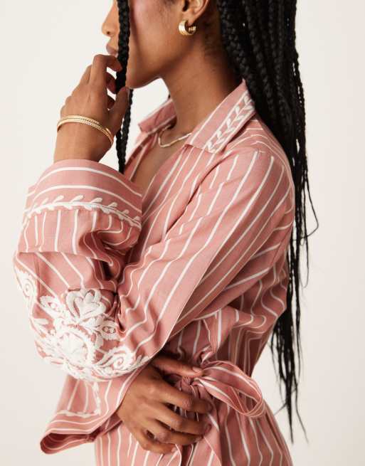 ASOS DESIGN - Vestito camicia corto a righe a portafoglio con polsini ampi e ricami, 3 di 4