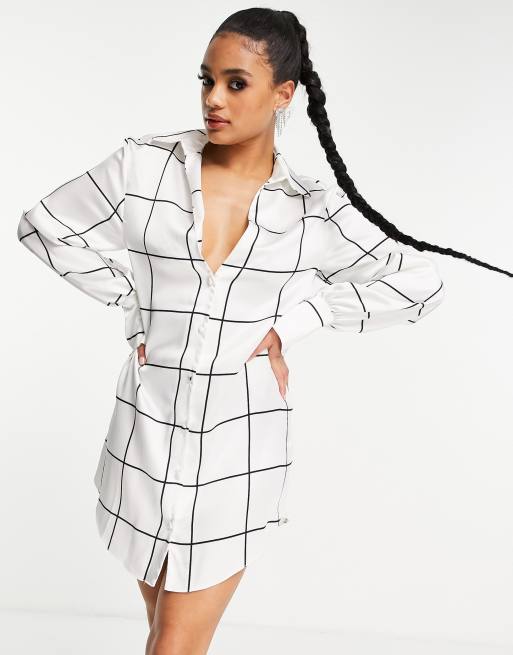 ASOS DESIGN - Vestito camicia corto extra largo in raso a quadri bianchi e neri