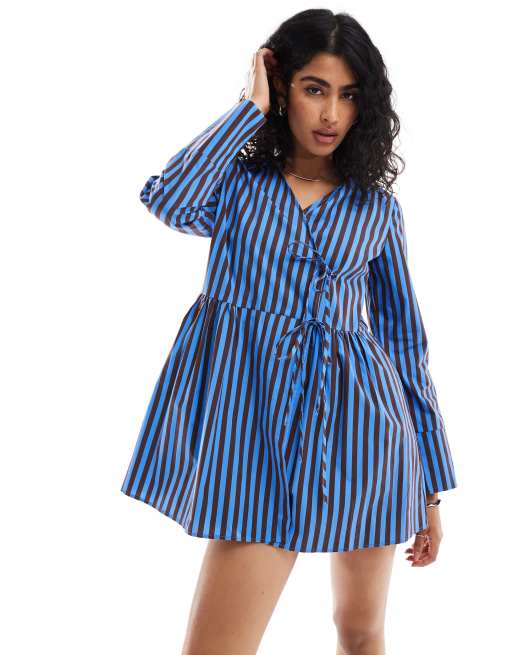 ASOS DESIGN - Vestito camicia corto in popeline con allacciatura asimmetrica blu e nero a righe