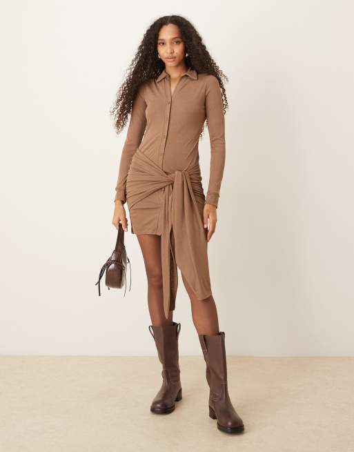 ASOS DESIGN - Vestito camicia corto in rete testurizzata color moka con allacciatura avvolgente in vita