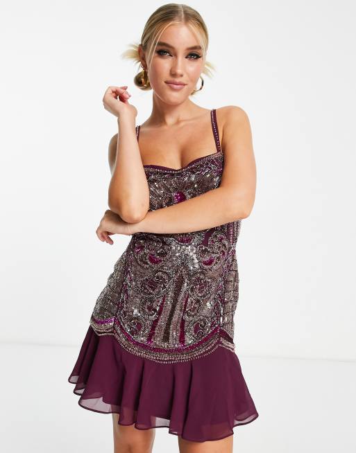 ASOS DESIGN - Vestito con spalline sottili corto color prugna con decorazione artistica e volant sul fondo
