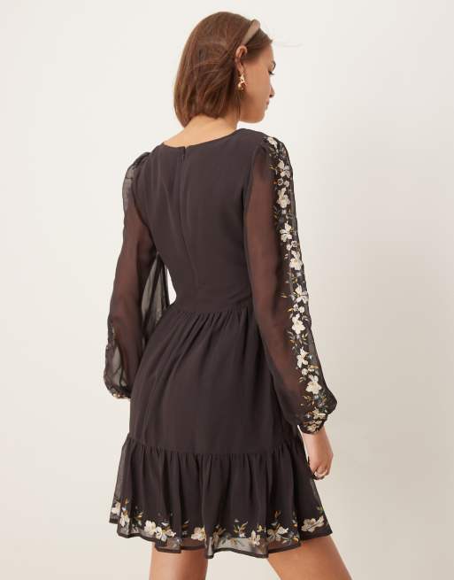 ASOS DESIGN - Vestito corto a maniche lunghe color blu navy slavato a balze con ricami e scollo profondo, 3 di 4