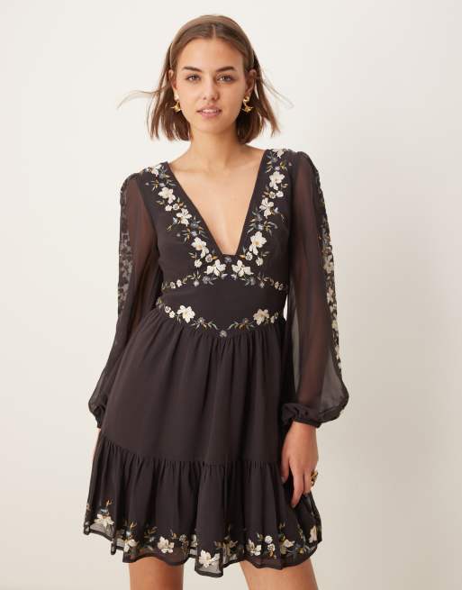 ASOS DESIGN - Vestito corto a maniche lunghe color blu navy slavato a balze con ricami e scollo profondo, 4 di 4