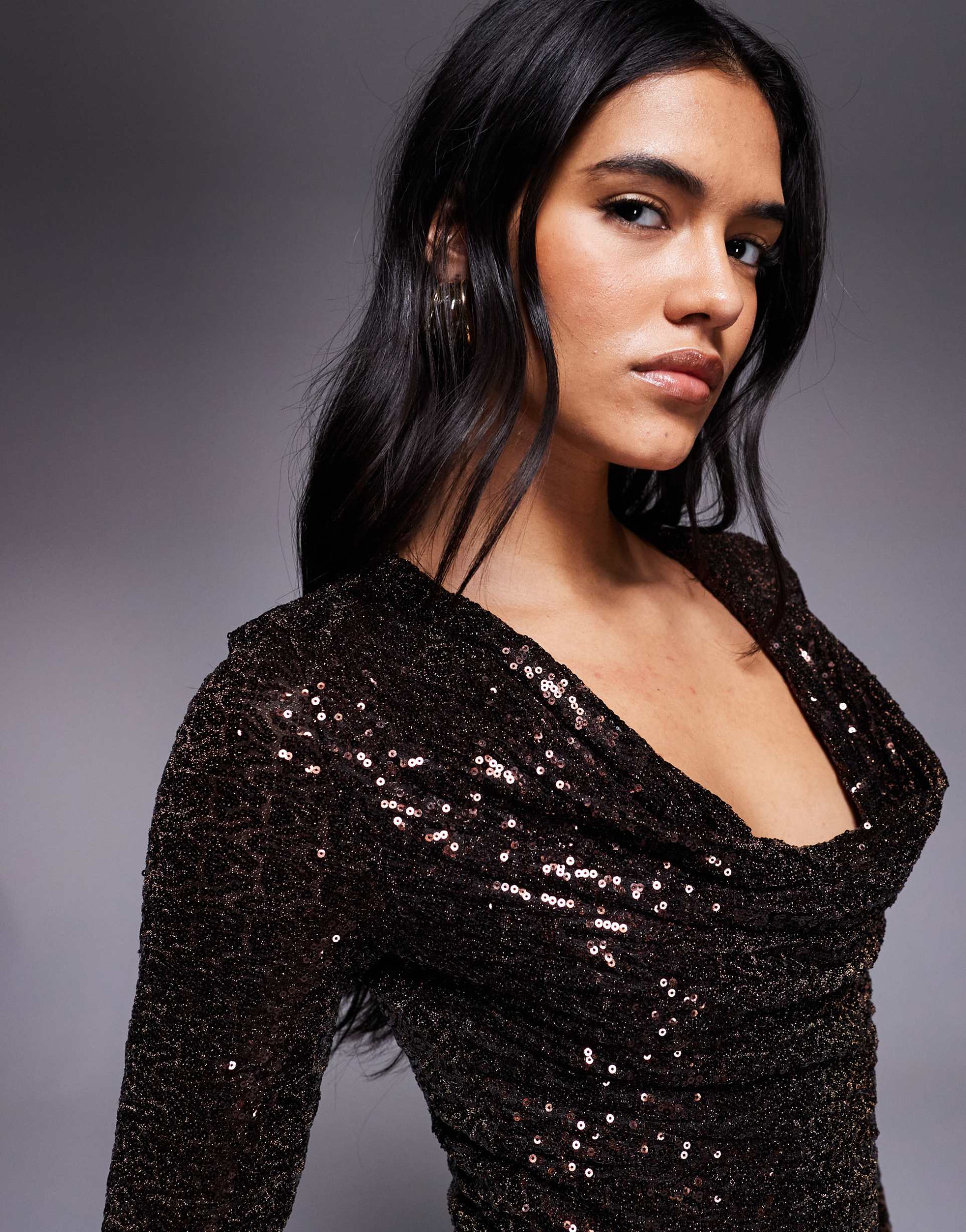 ASOS DESIGN - Vestito corto a maniche lunghe color cioccolato con scollo ad anello e paillettes