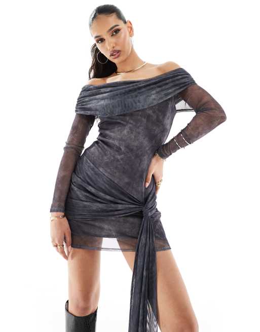 ASOS DESIGN - Vestito corto a maniche lunghe con scollo alla Bardot e laccio appariscente in rete grigia con stampa astratta