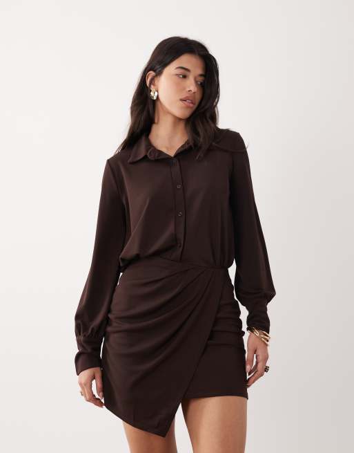 ASOS DESIGN - Vestito corto a maniche lunghe marrone con gonna avvolgente e dettaglio camicia