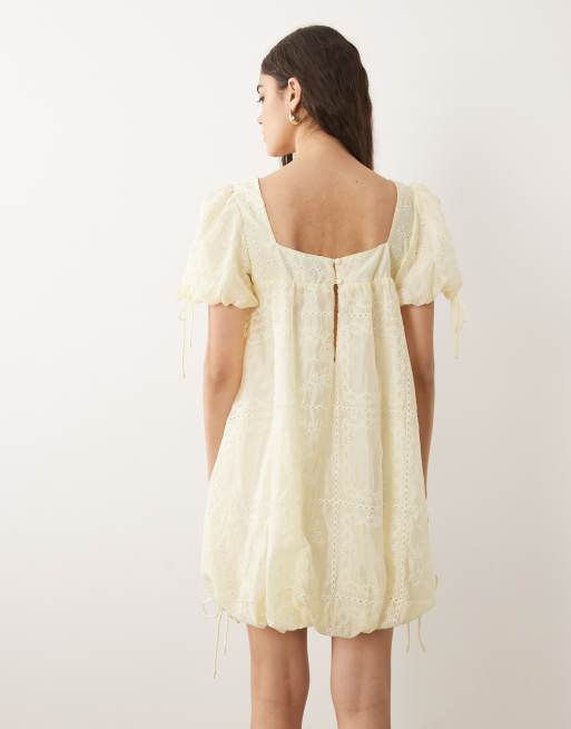 ASOS DESIGN - Vestito corto a palloncino giallo limone con scollo squadrato e ricamo, 4 di 4