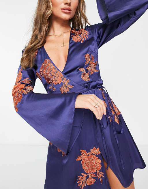 ASOS DESIGN - Vestito corto a portafoglio blu con maniche svasate e ricami floreali , 4 di 4