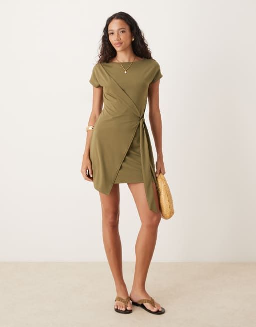 ASOS DESIGN - Vestito corto a portafoglio kaki con maniche ad aletta allacciato sul davanti, 3 di 4