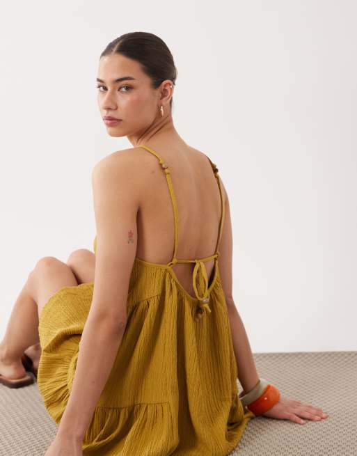 ASOS DESIGN - Vestito corto a trapezio allacciato al collo testurizzato color ocra