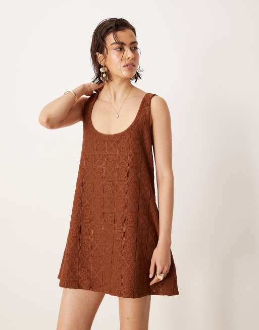 ASOS DESIGN - Vestito corto a trapezio color cioccolato all'uncinetto con scollo rotondo