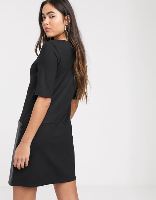 ASOS DESIGN - Vestito corto a trapezio con fondo in ecopelle nero, 2 di 4