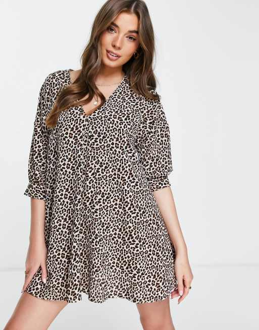 ASOS DESIGN - Vestito corto a trapezio con scollo a V e maniche a tre quarti in stampa animalier
