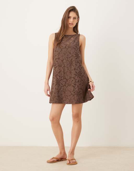ASOS DESIGN - Vestito corto a trapezio in pizzo color cioccolato