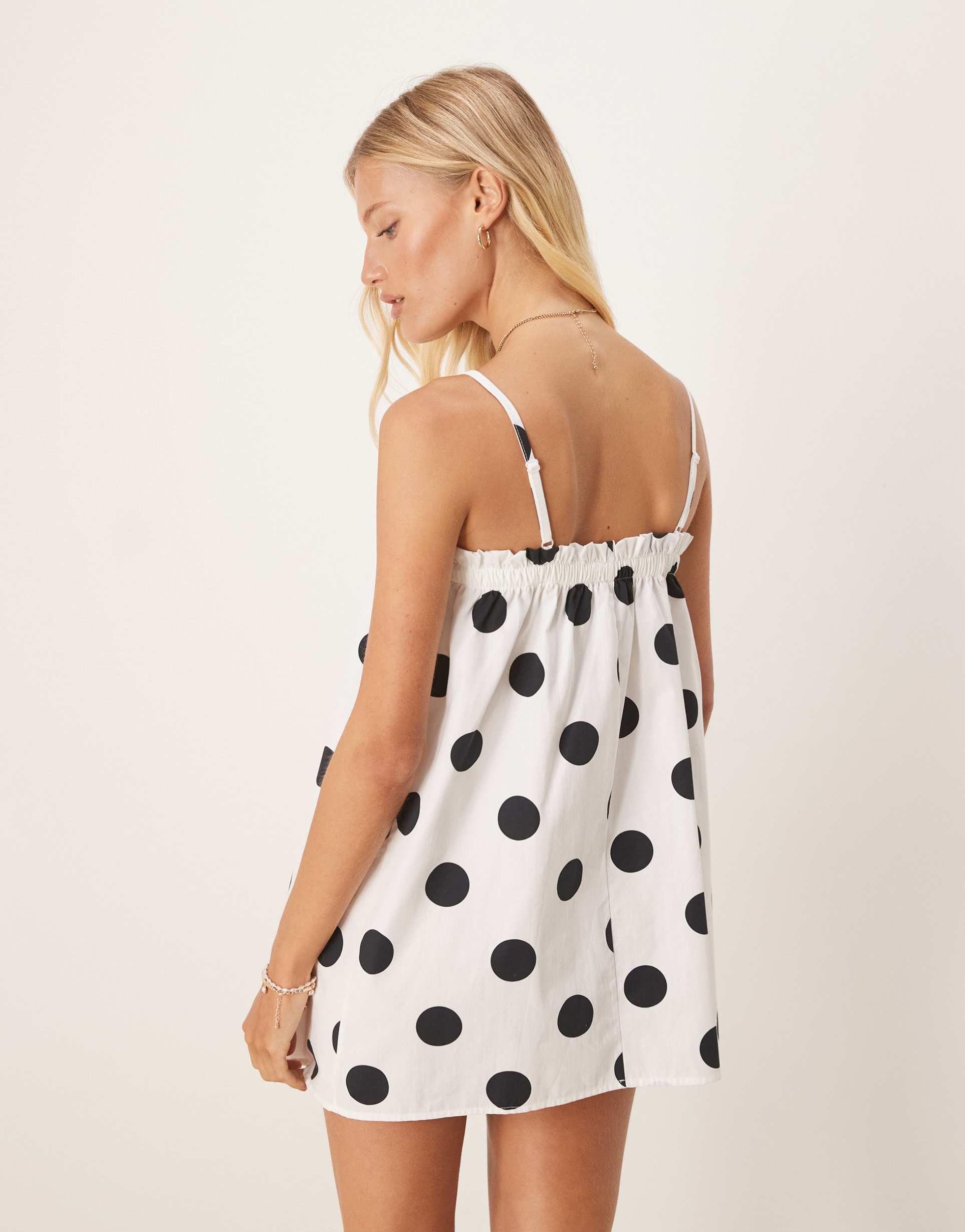 ASOS DESIGN - Vestito corto a trapezio in popeline a pois