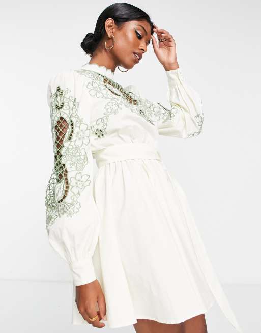 ASOS DESIGN - Vestito corto accollato con cintura color pietra con dettagli verdi e in pizzo sangallo