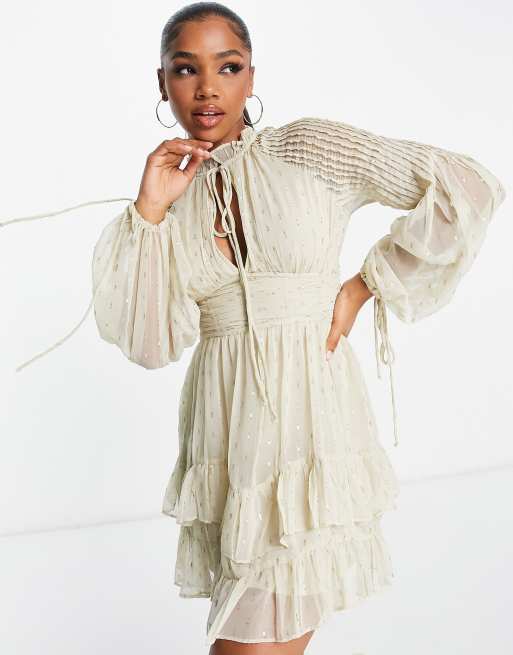 ASOS DESIGN - Vestito corto accollato in chiffon jacquard beige con dettagli plissettati sulle maniche