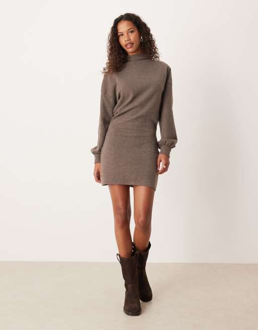 ASOS DESIGN - Vestito corto accollato morbidissimo color cioccolato con maniche a palloncino