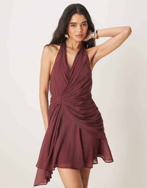 ASOS DESIGN - Vestito corto allacciato al collo marrone cioccolato con dettaglio drappeggiato e scollo profondo