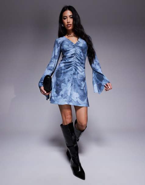ASOS DESIGN - Vestito corto blu a fiori arricciato con scollo a V e maniche svasate - view 1