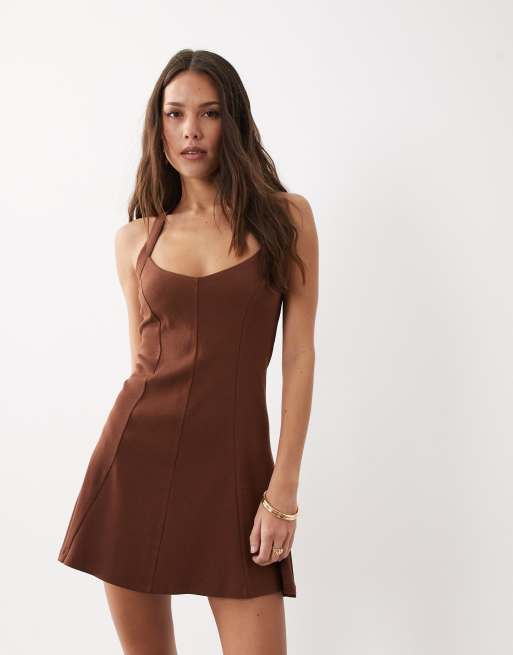 ASOS DESIGN - Vestito corto color cioccolato allacciato al collo con cuciture a coste