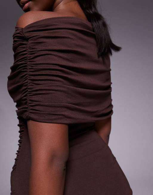 ASOS DESIGN - Vestito corto color cioccolato con spalle scoperte e arricciatura laterale, 2 di 4