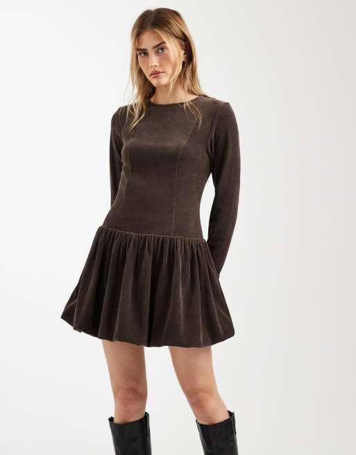 ASOS DESIGN - Vestito corto color cioccolato in tessuto a coste con vita scesa e fondo a palloncino