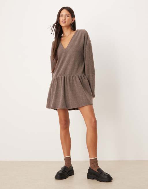 ASOS DESIGN - Vestito corto color cioccolato morbidissimo con davanti a V e vita scesa