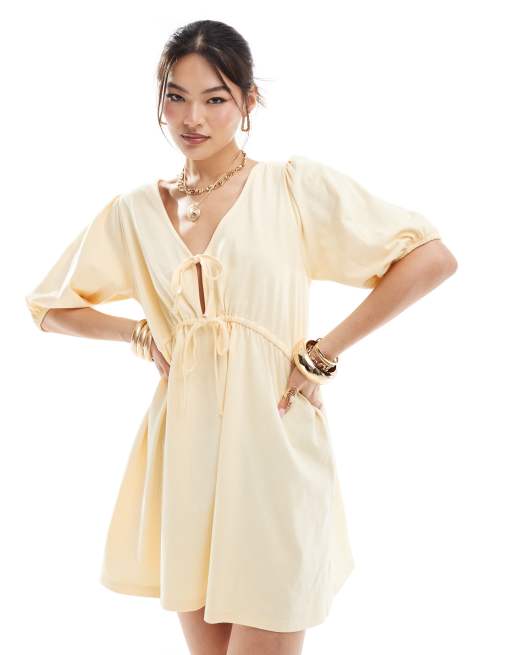 ASOS DESIGN - Vestito corto color latticello con maniche a sbuffo e corpino con laccetti