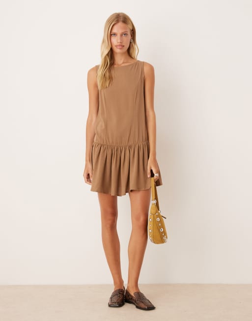 ASOS DESIGN - Vestito corto color mocha in misto lino con vita scesa