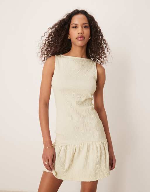 ASOS DESIGN - Vestito corto color pietra senza maniche con scollo a barchetta e gonna peplo in tessuto stropicciato