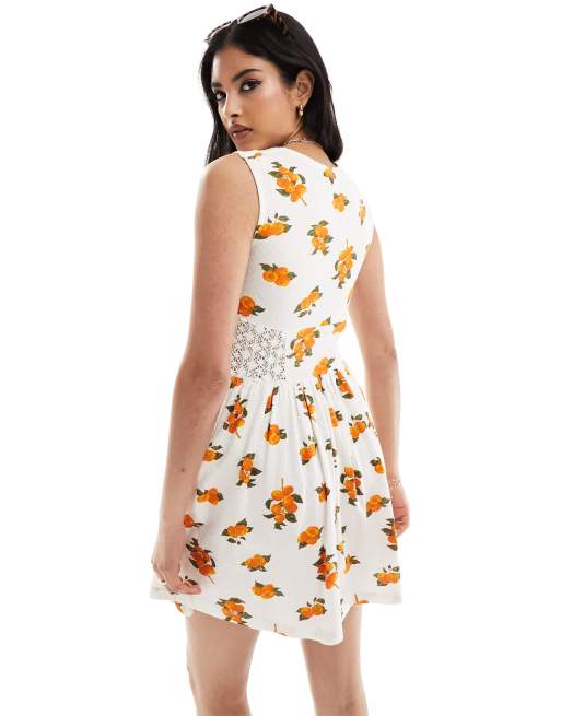 ASOS DESIGN - Vestito corto con bustino arricciato e scollo squadrato con inserti in pizzo e stampa di arance, 3 di 4