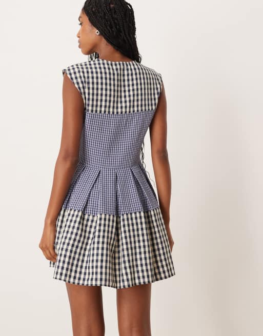 ASOS DESIGN - Vestito corto con corpino aderente e gonna svasata blu navy a quadretti a contrasto con scollo a V, 4 di 4