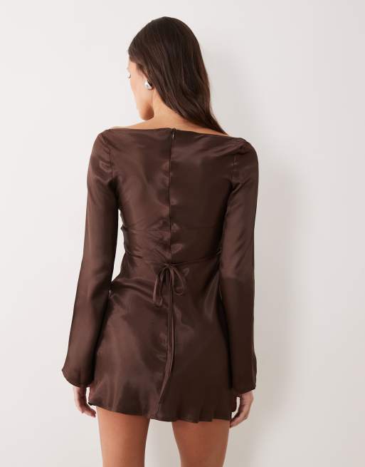 ASOS DESIGN - Vestito corto con corpino in raso marrone cioccolato con maniche svasate, 2 di 4
