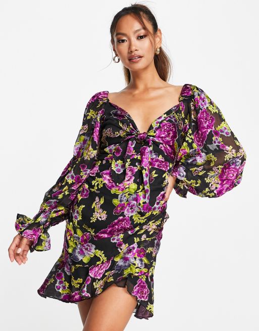 ASOS DESIGN - Vestito corto con gonna con volant e laccetto sul davanti in raso a fiori dévoré