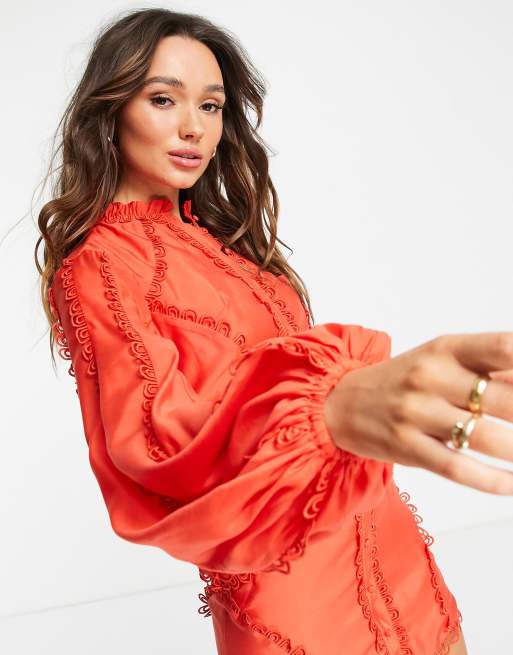 ASOS DESIGN - Vestito corto con maniche a campana rosso con cintura e dettaglio in pizzo, 2 di 4
