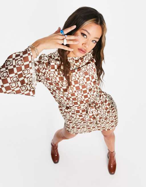 ASOS DESIGN - Vestito corto con maniche svasate allacciato in vita con stampa stile anni '70