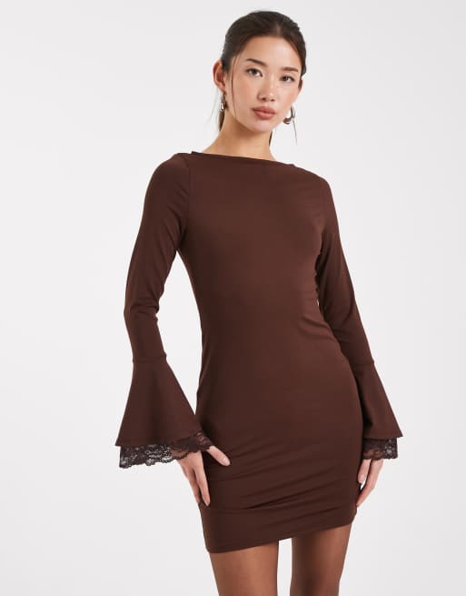 ASOS DESIGN - Vestito corto con scollo a barchetta e maniche a campana in pizzo color cioccolato