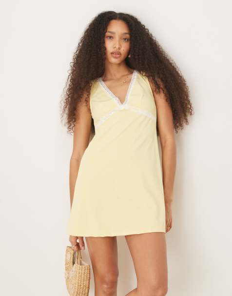 ASOS DESIGN - Vestito corto con scollo a V e inserti in pizzo giallo - view 1