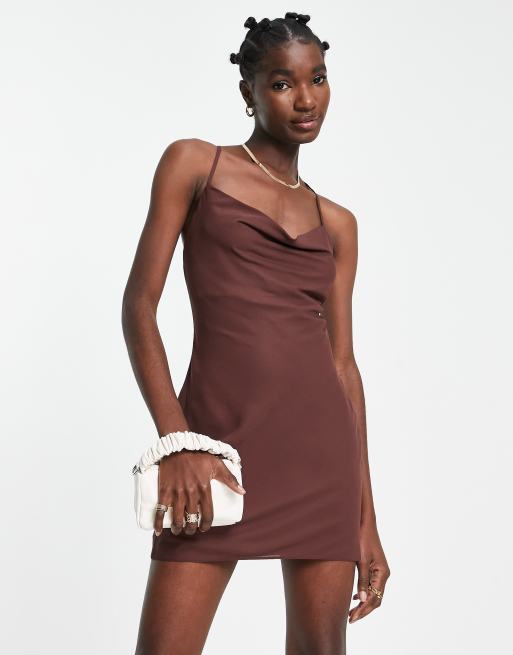 ASOS DESIGN - Vestito corto con scollo ad anello e lacci sul retro color cioccolato