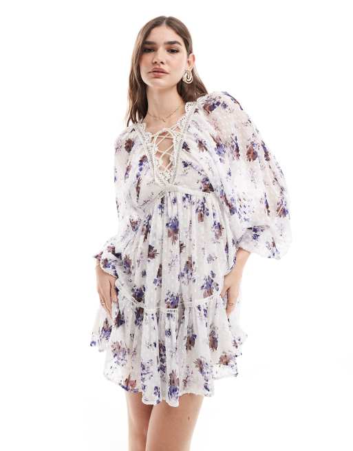 ASOS DESIGN - Vestito corto con scollo profondo e maniche ad ali di pipistrello bianco a fiori plumetis con finiture in pizzo e fondo peplo