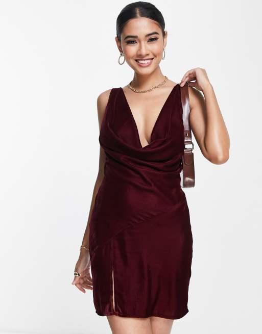 ASOS DESIGN - Vestito corto con scollo sciallato in velluto e allacciatura sulla schiena