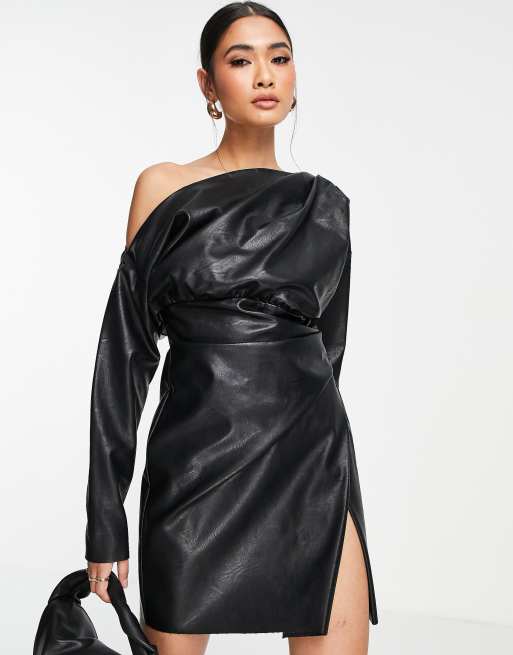 ASOS DESIGN - Vestito corto con spalle scoperte e corpino con pinces in ecopelle PU nero