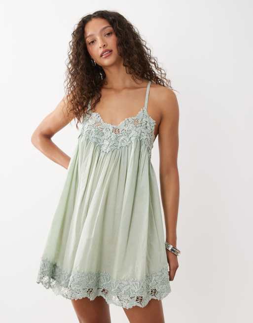 ASOS DESIGN - Vestito corto con spalline sottili e scollo a V verde con finiture in pizzo, 2 di 4