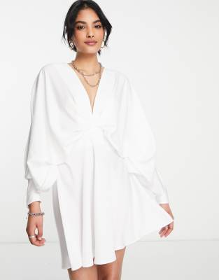 ASOS DESIGN - Vestito corto con taglio asimmetrico e maniche ad ali di pipistrello in raso color avorio