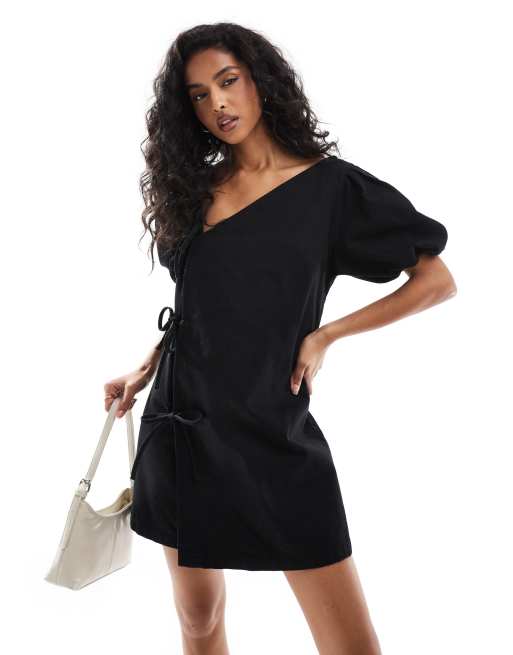 ASOS DESIGN - Vestito corto di jeans asimmetrico nero con allacciatura laterale