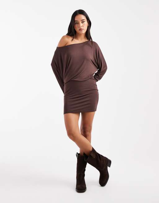 ASOS DESIGN - Vestito corto extra largo color cioccolato con maniche ad ali di pipistrello e spalla scesa