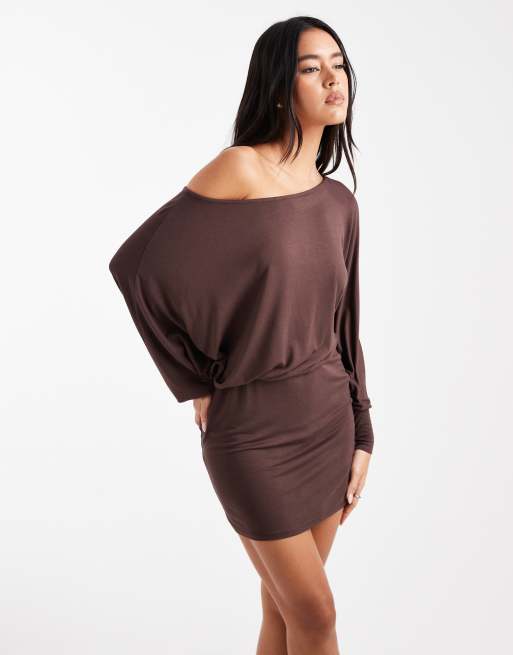 ASOS DESIGN - Vestito corto extra largo color cioccolato con maniche ad ali di pipistrello e spalla scesa, 3 di 4